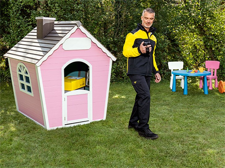 Zusteller legt Paket in Gartenhaus ab